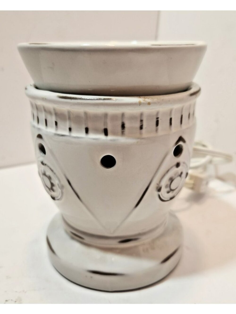 Scentsy Hampton Distressed White  Warmer Full Size Retired  6" Tall